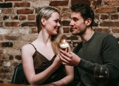 小三擔心被發現偷偷摸摸約會 如何發現老公與小三約會 找出老公出軌證據