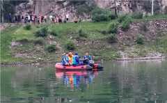 女子河邊洗衣疑遇水鬼拉拽，多次站起來又跌到，監控曝光畫面相當驚險